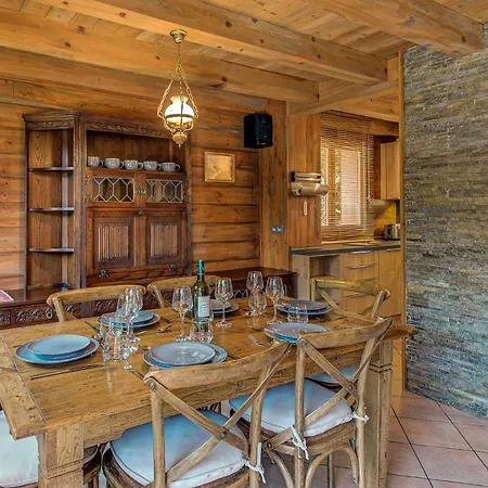 Chalet Blackbushe - Traditional - Alpes Travel - Sleeps 4-6 Les Houches